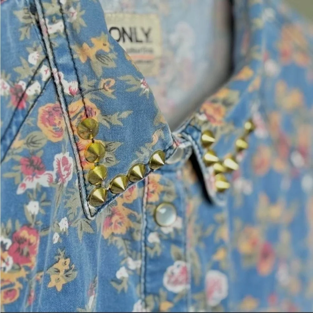 ONLY Blue Floral Studded Collar Western Button-Up Shirt - Picture 2 of 8